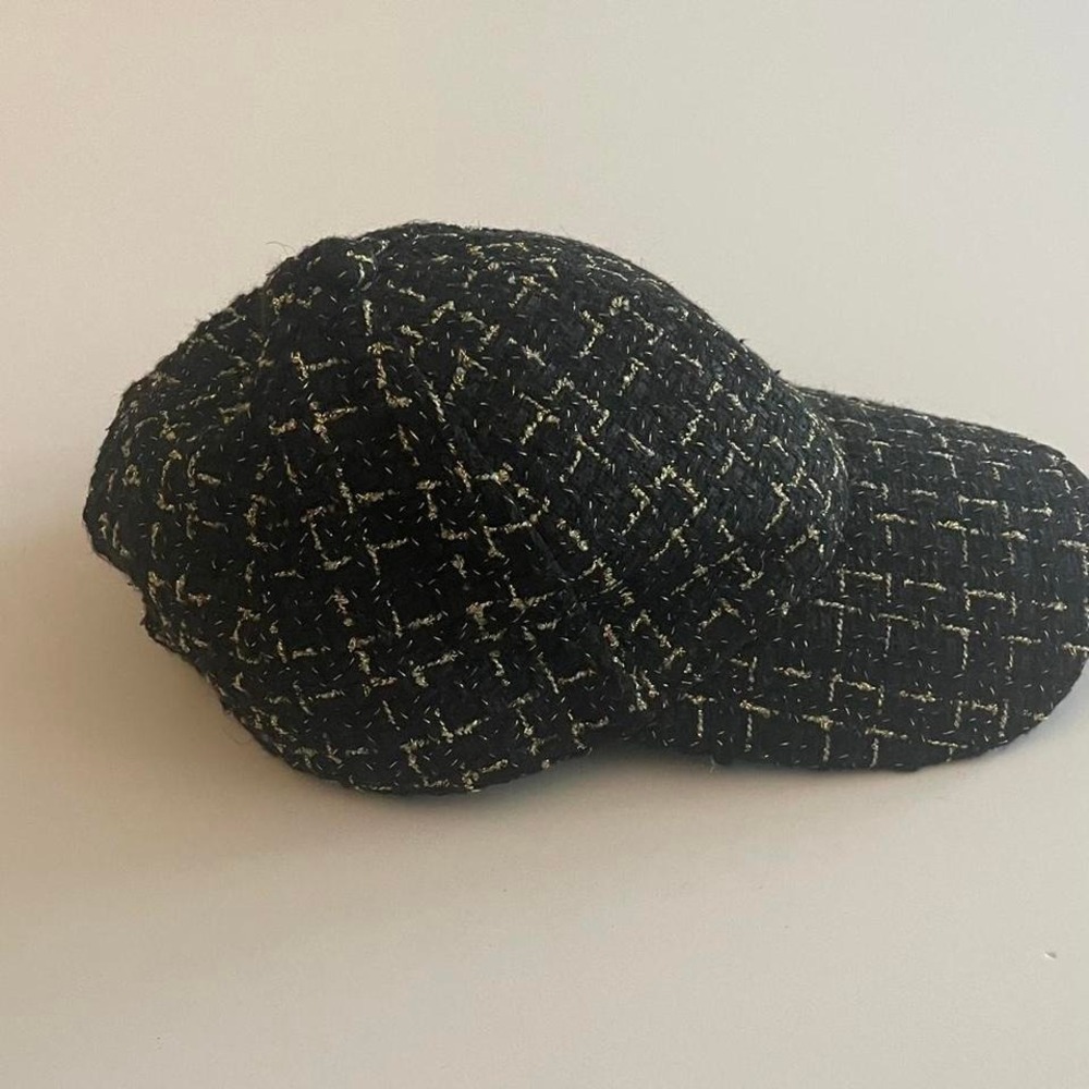 Wonderly tweed cap Black and gold adjustable cap. - Picture 4 of 5